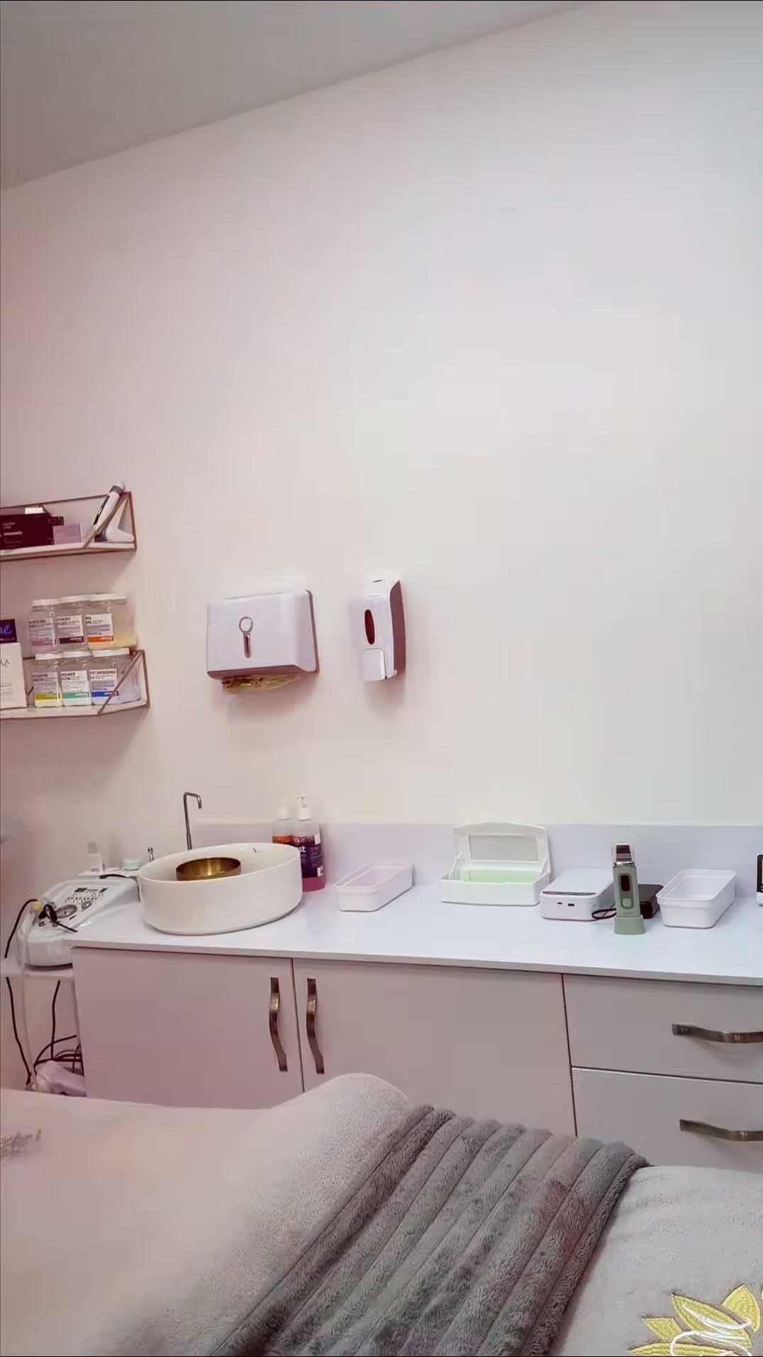 Cabina facial de SM Bienestar y Belleza con camilla y productos