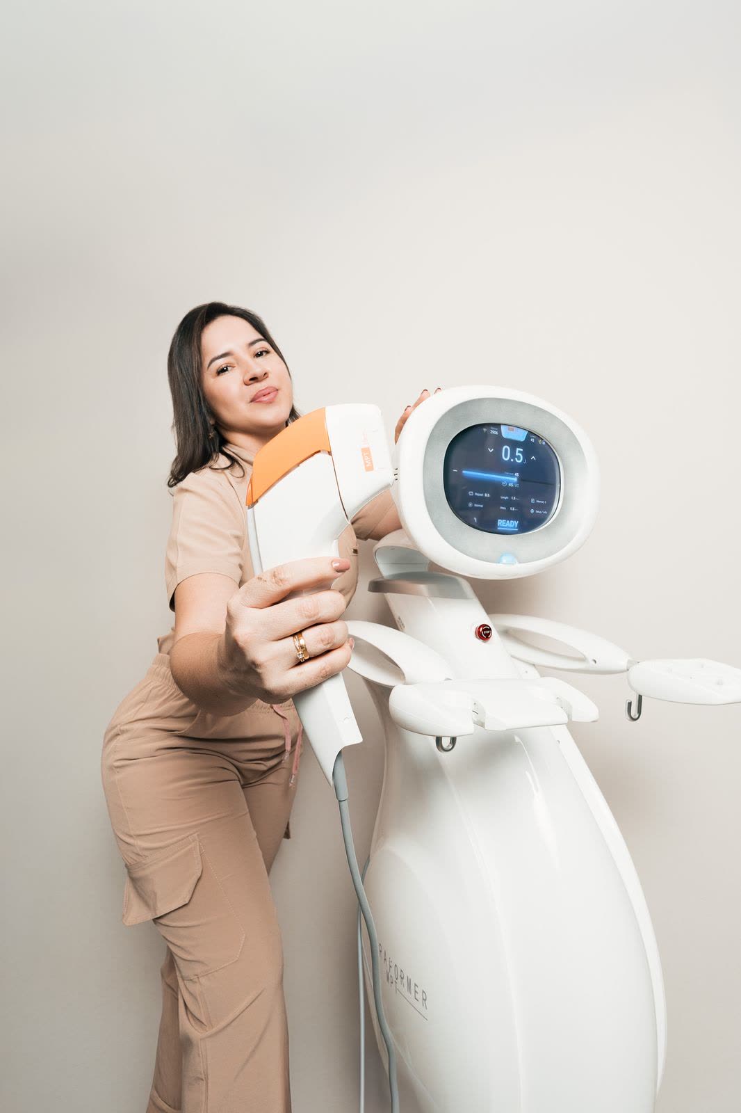 Silvia Mosquera, fundadora, con uno de los equipos de su cabina en SM Bienestar y Belleza